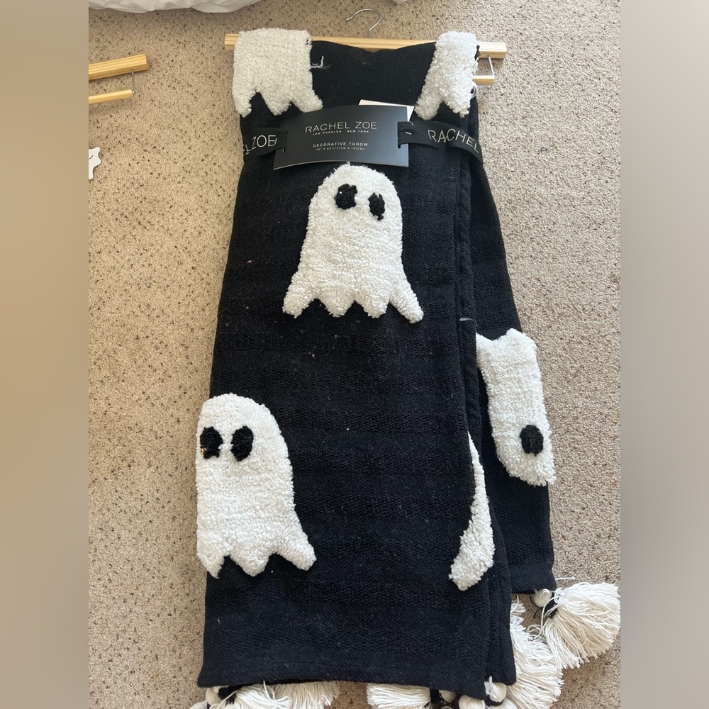 Black and white ghost spooky blanket 👻